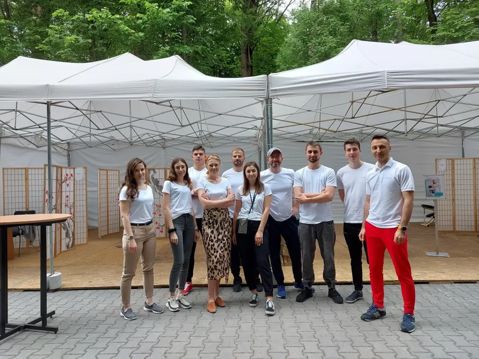 Zespół Corporate Wellness przed namiotem podczas dnia zdrowia