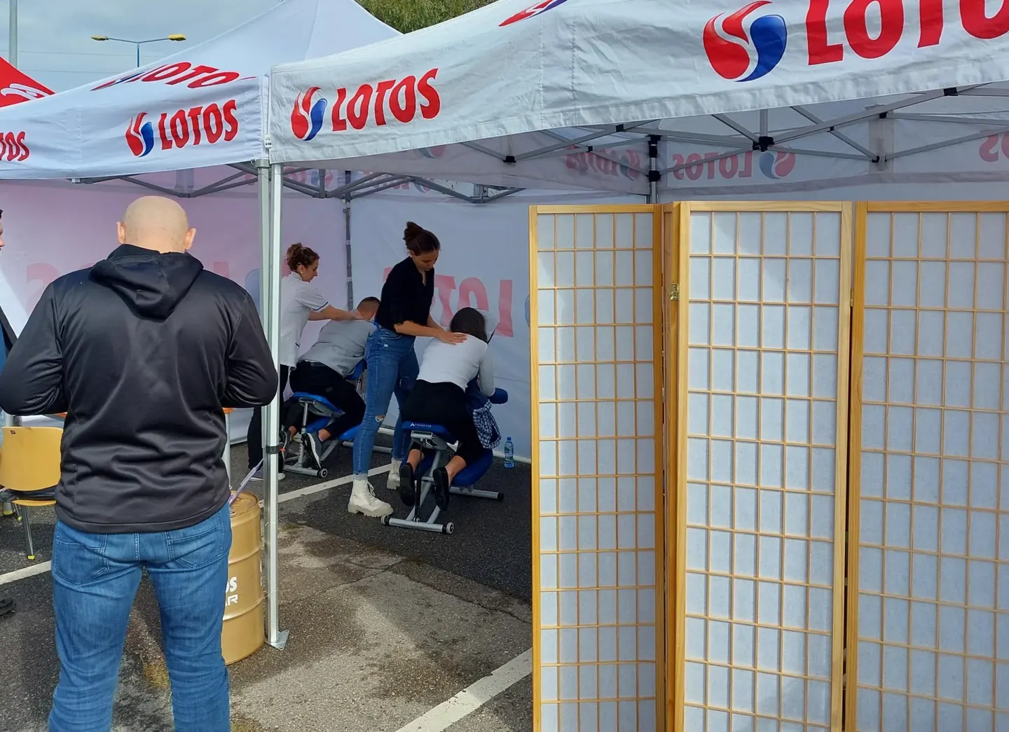 Strefa masażu pod namiotem na pikniku firmowym