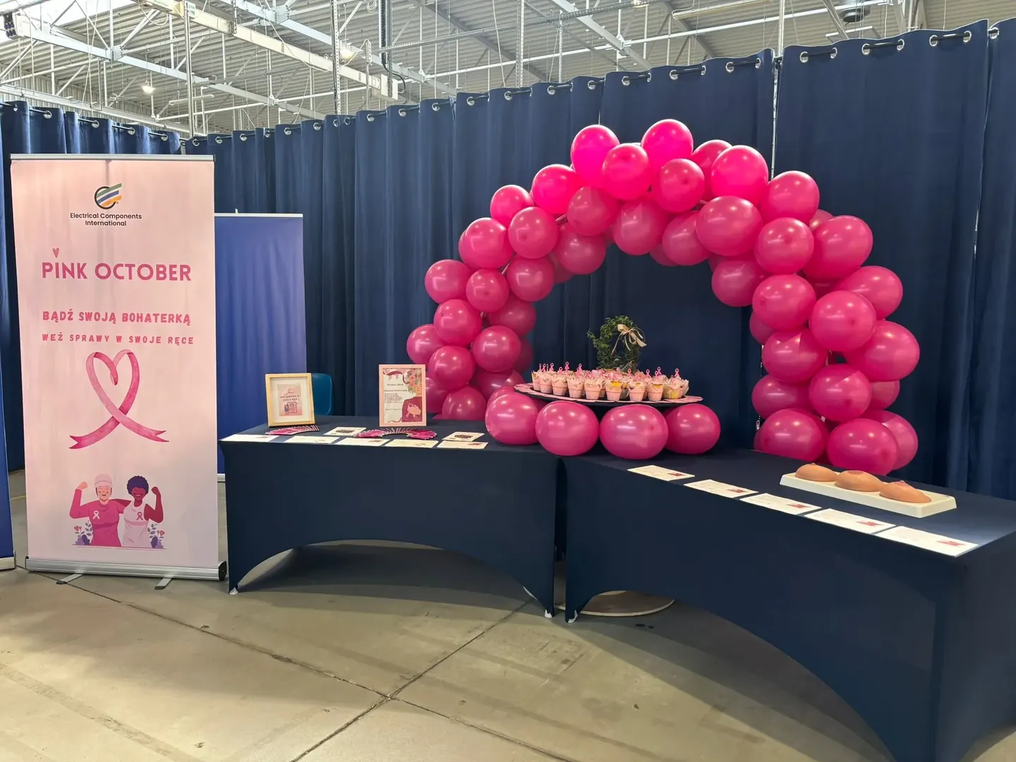 Stanowisko Pink October z fantomami do nauki samobadania piersi