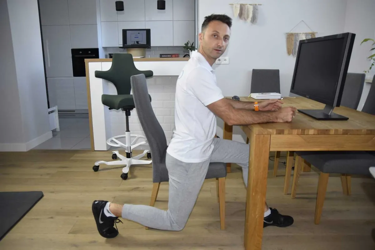 Ćwiczenia przy biurku na kręgosłup
