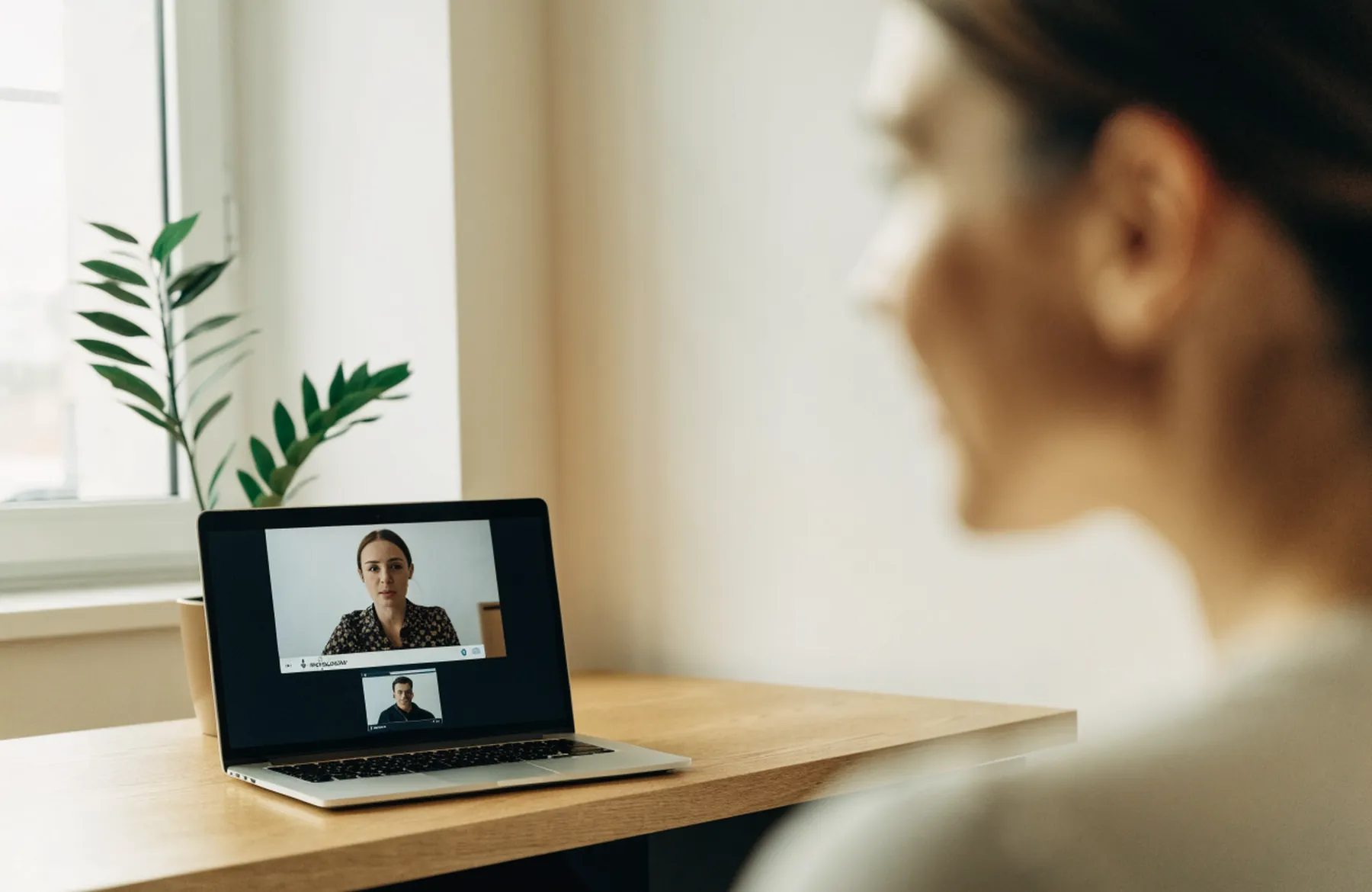 Warsztat online na ekranie laptopa, widok zza pleców uczestnika