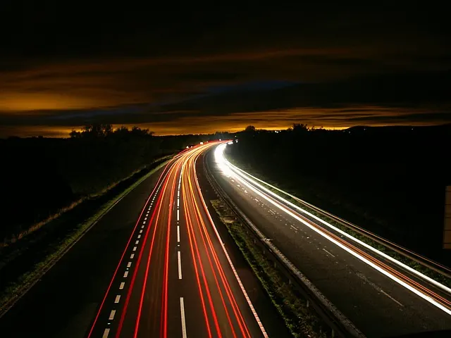 autostrada nocą