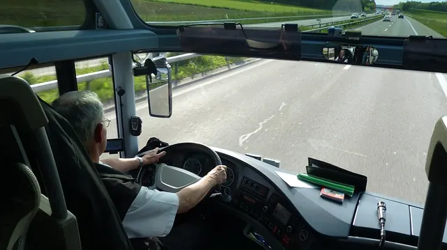 kierowca w autokarze